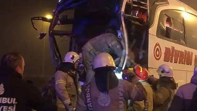 İstanbul'da yolcu otobüsü tıra çarptı: Yaralılar var