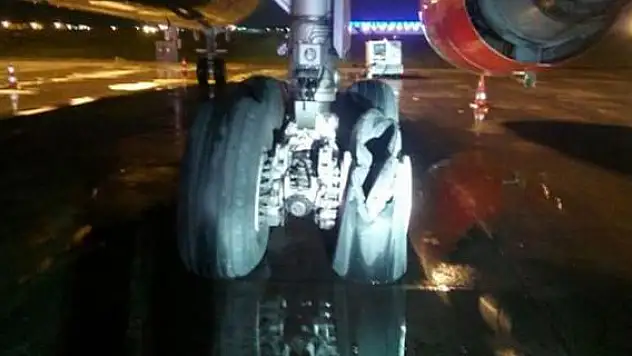 İstanbul'da yolcu uçağının motoru patladı