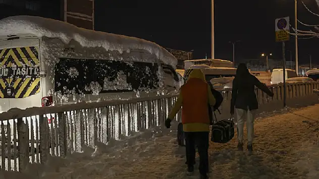 İstanbul'da yolda mahsur kalan 5 bin 57 kişi tahliye edildi
