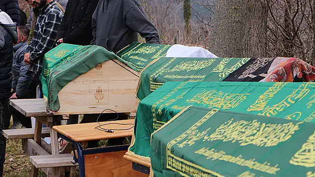İstanbul'daki kazada ölen aynı aileden 5 kişi, Samsun'da yan yana toprağa verildi
