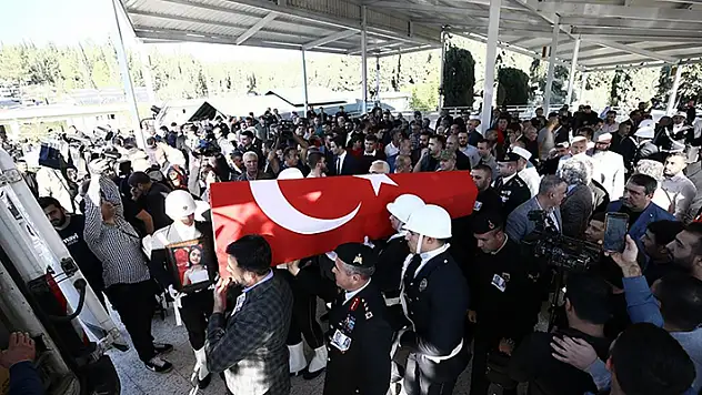 İstanbul'daki terör saldırısında hayatını kaybeden baba kızın cenazeleri Adana'da defnedildi
