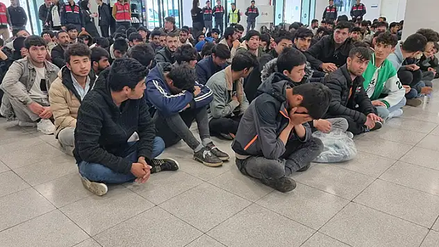 İstanbul'dan 138 düzensiz Afgan göçmen ülkelerine gönderildi
