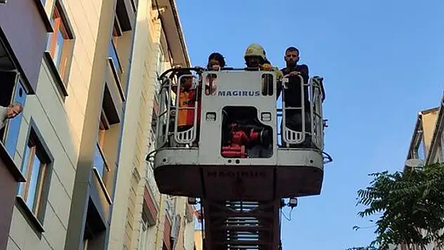İstanbul Esenler'de alkollü şahıs oturduğu evi yaktı, binada 19 kişi mahsur kaldı

