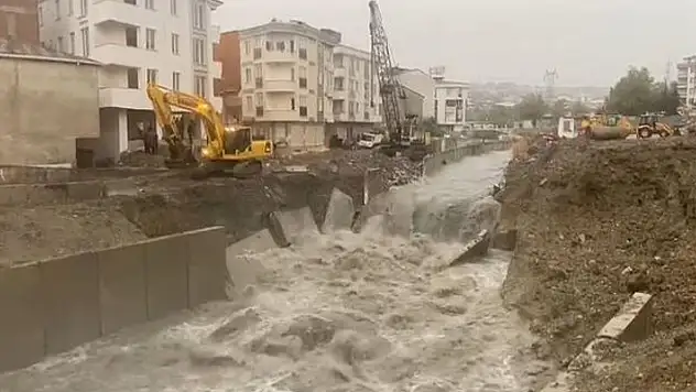 İstanbul Esenyurt'ta dere taştı, istinat duvarı yıkıldı
