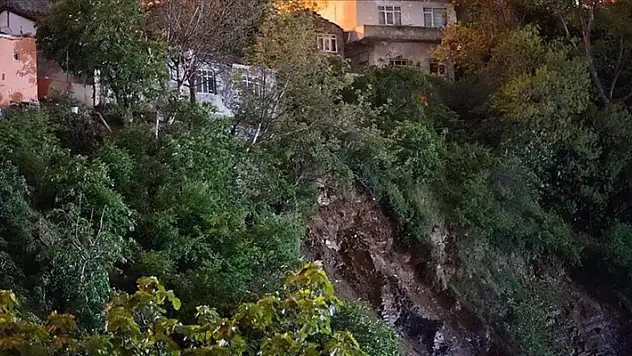 İstanbul Gaziosmanpaşa'da toprak kayması meydana geldi 
