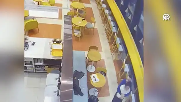 İstanbul Havalimanı'nda boğazına yiyecek kaçan kadın Heimlich manevrasıyla kurtarıldı