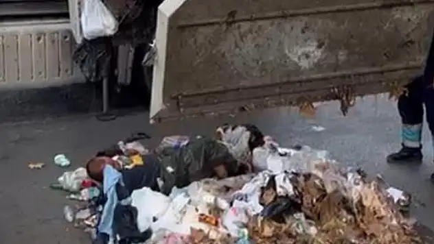 İstanbul Kadıköy'de bir kişi girdiği çöp konteynerinden 2 gün sonra vinçle çıkarıldı
