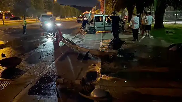 İstanbul-Kartal'da hafif ticari araç aydınlatma direğine çarptı: 3 yaralı
