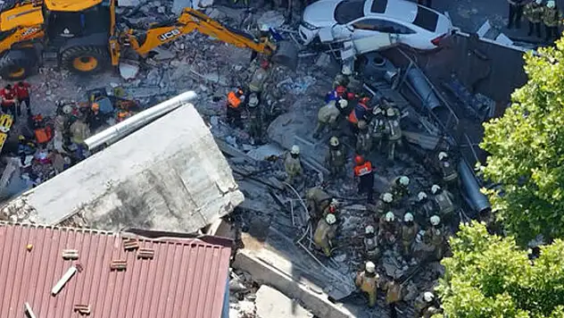 İstanbul Küçükçekmece'de 3 katlı bina çöktü: Can kaybı var! 