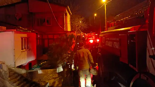 İstanbul Küçükçekmece'de iki katlı binada yangın: 2 kişi dumandan etkilendi
