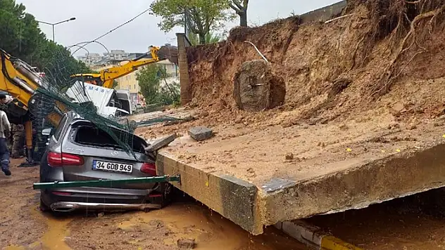İstanbul Pendik'te 2 araç, çöken istinat duvarının altında kaldı
