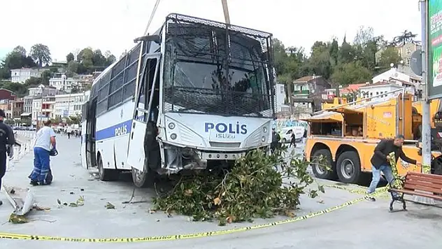 İstanbul Sarıyer'de polisleri taşıyan otobüs denize uçmaktan son anda kurtuldu
