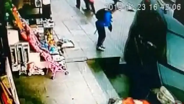 İstanbul Sultanbeyli'de araç kaldırımdaki vatandaşlara çarptı