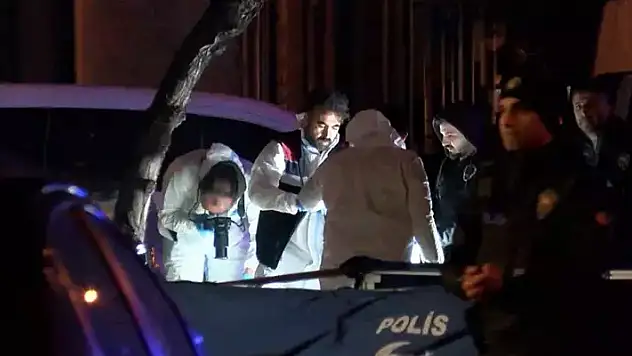 İstanbul Sultangazi'de kız arkadaşını beklerken otomatik silahlarla saldırıya uğrayan bir kişi hayatını kaybetti
