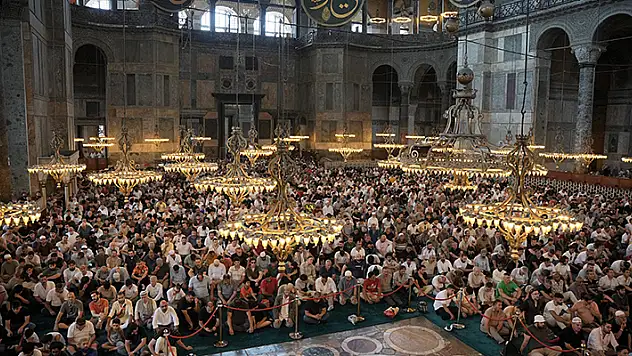İstanbul-Vakıflar Genel Müdürlüğü Ayasofya Camisi'nde aşure dağıttı
