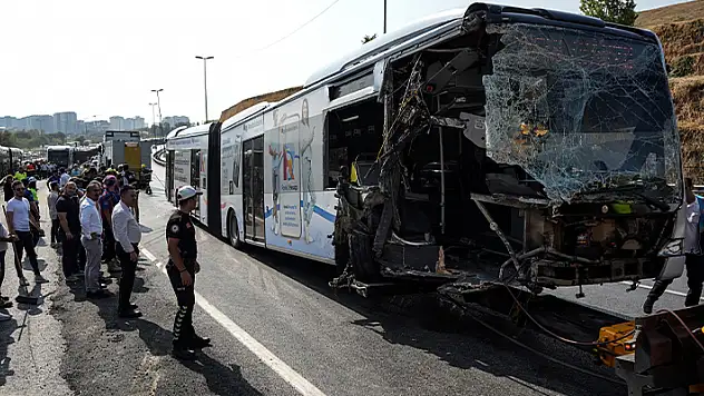 İstanbul Valiliğinden metrobüs kazası açıklaması: 1 ölü, 38 yaralı
