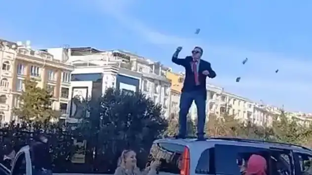 İstanbul Zeytinburnu'nda yol kapatan düğün konvoyu etrafa para saçtı
