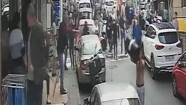 İstanbul'da çaycıların dedikodu kavgası kamerada: Varil fırlatıp peşinden kovaladı