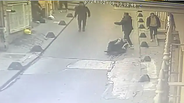 İstanbul'da film gibi olay kamerada: Yanlış adamı vurdu, bayramda el öperken yakalandı
