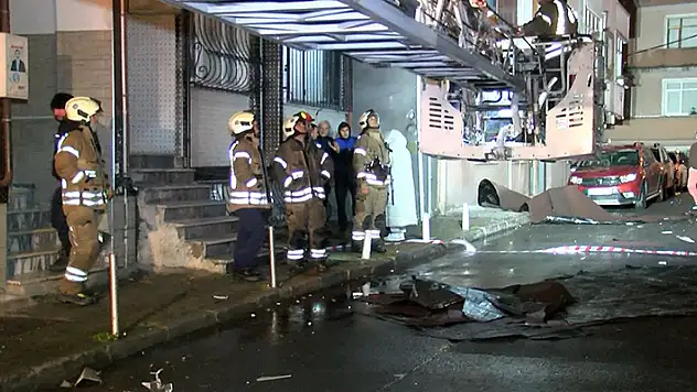 İstanbul'da fırtına etkili oldu çatılar uçtu, elektrik telleri koptu