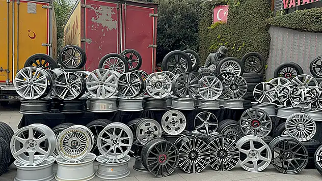 İstanbul'da kaçak lastik ve jant operasyonu: 30 milyon liralık malzeme ele geçirildi
