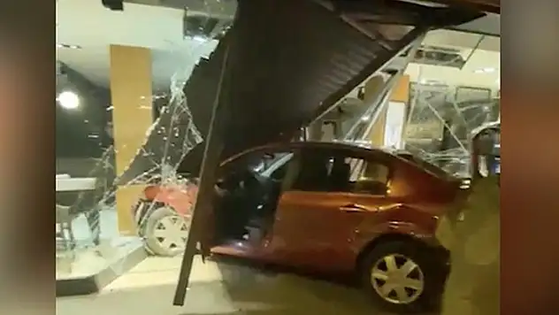 İstanbul'da kaza yapan iki otomobilden biri iş yerine girdi
