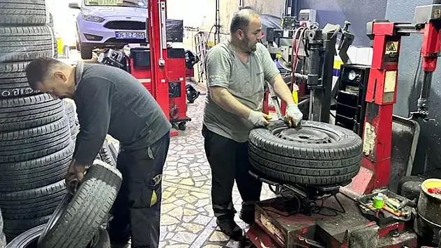 İstanbul'da kış lastiği zorunluluğuna günler kala lastikçilerde değişim yoğunluğu

