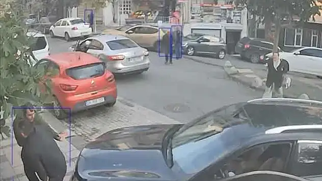 İstanbul'da kullandığı otomobilden düşen sürücüye geri gelen aracının çarpması kamerada