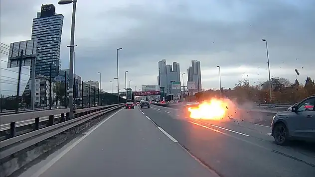 İstanbul'da otomobilin bariyerlere çarpıp, motorunun alev alması araç kamerasında