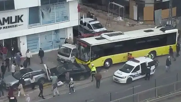 İstanbul'da özel halk otobüsünün karıştığı zincirleme trafik kazasında 4 kişi yaralandı