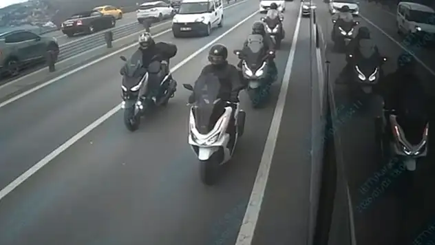 İstanbul'da rüzgarda köprüde ilerlemekte zorlanan motosiklet sürücülerine metrobüsler siper oldu