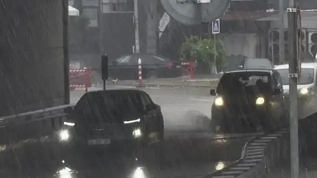 İstanbul'da sağanak: Yollar göle döndü, araçlar güçlükle ilerledi

