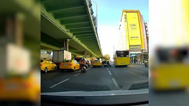 İstanbul'da şerit değiştiren taksinin çarptığı motosikletli yola düştü