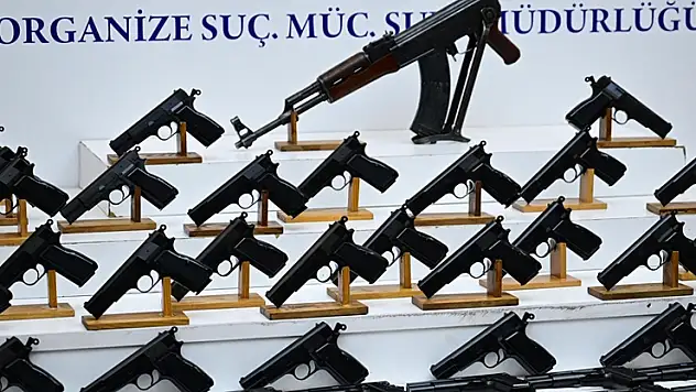 İstanbul'da suç örgütlerine yönelik operasyonlarda yakalanan 128 zanlı tutuklandı
