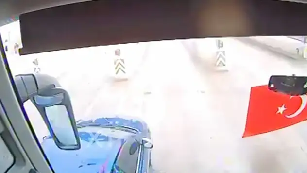 İstanbul'da yolcu otobüsünün otomobile çarpması sonucu 2 kişinin öldüğü kaza kamerada