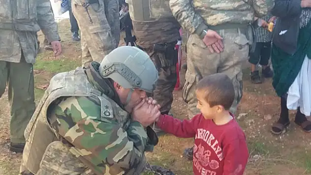 İşte Mehmetçiğin şefkati - Komutan üşüyen çocuğu ısıttı