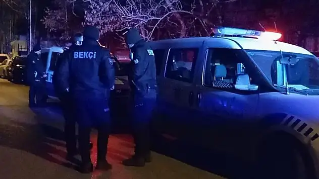 İstedikleri parayı alamayınca iki kişiyi bıçakladılar
