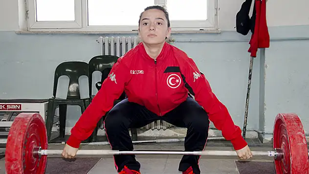 İsteksiz başladığı halterde dünya şampiyonu oldu