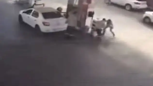İşten çıkartılma sebebi olarak gördüğü mesai arkadaşını bıçakladı, o anlar kamerada