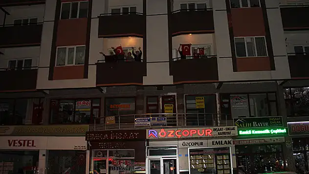 İstiklal Marşı 23 Nisan coşkusuyla balkonlardan seslendirildi