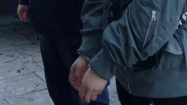 İstiklal Marşı'nda yüksek sesle müzik açan kadın gözaltında
