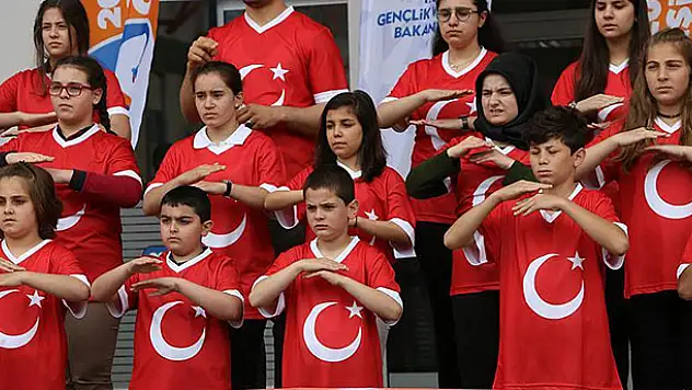 İstiklal Marşı'nı işaret diliyle söylediler