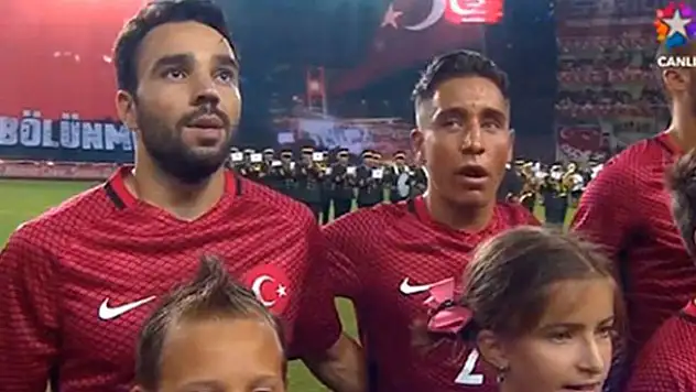 İstiklal Marşı sırasında Emre Mor'dan çirkin hareket