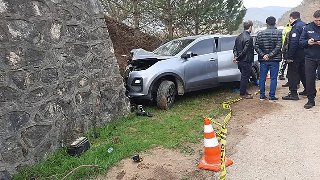 İstinat duvarına çarpan cipin sürücüsü öldü
