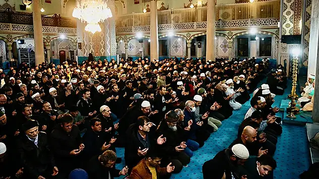 İsveç'e tepki amacıyla 90 bin camide sabah namazı vaktinde Kur'an-ı Kerim okundu
