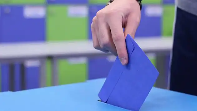 İsveç halkı sandık başında! Konyalı siyasetçi de yarışıyor