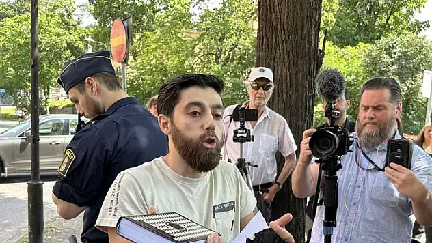 İsveç'te Müslüman eylemci, İncil ve Tevrat'ı yakmayarak 'kutsala saygı' mesajı verdi
