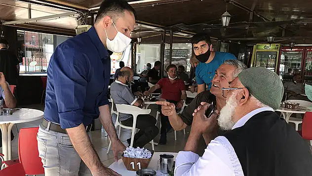 İsveç'te parti kuran Konyalı siyasetçi, hemşehrilerinden oy istemek Kulu sokaklarını arşınlıyor

