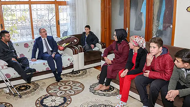 İsveç'ten gelen yardım tırındaki malzemeler engellilere dağıtılmaya başlandı