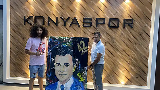 İsviçre'de memleketini resimleriyle temsil eden gurbetçiden, Konyaspor Başkanı Özgökçen'e hediye takdimi
